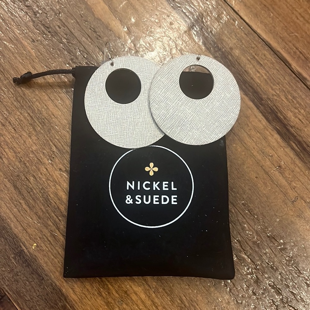 NWOT Nickel & Suede retro champagne earrings
